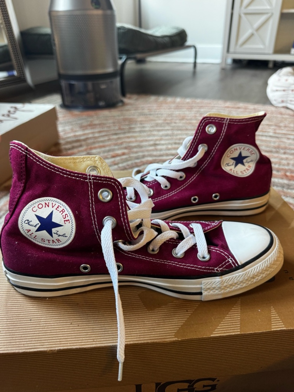 Converse Woman’s Maroon size 7